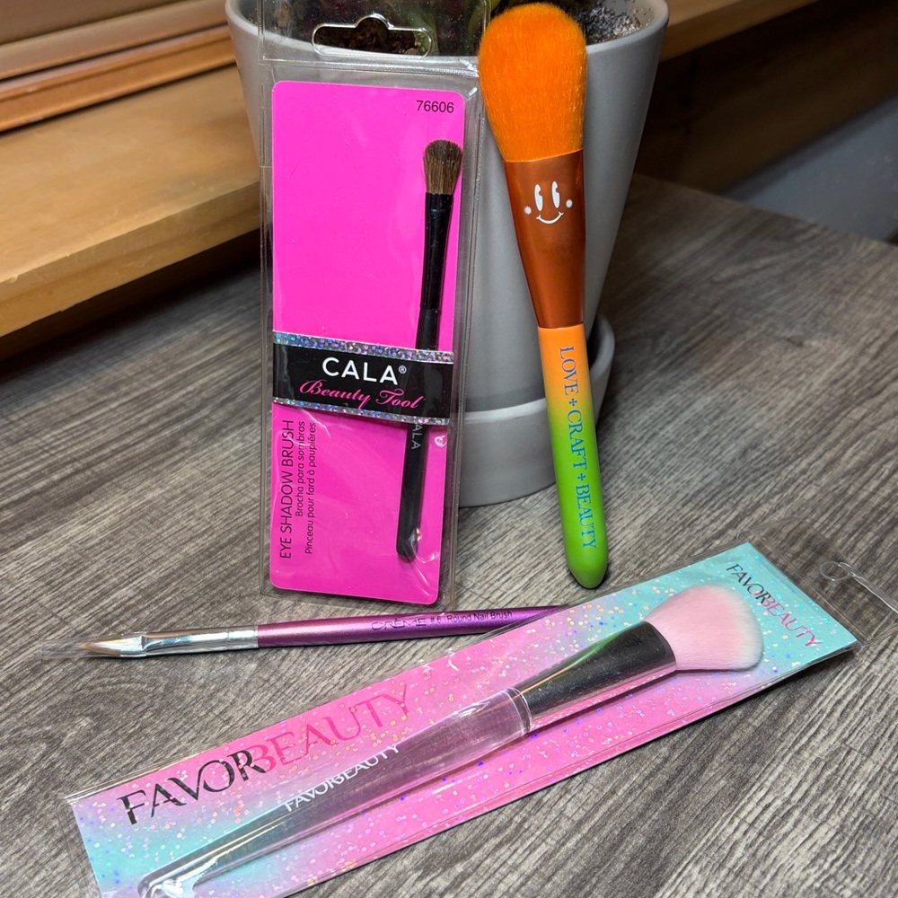 🪻5 for $15🪻The Creme Shop, Cala & Love, Craft, Beauty Eye & Nail Brush Set